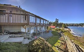 Waterfront Pnw Escape With Deck And Beach Access!