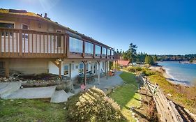 Waterfront Pnw Escape With Deck And Beach Access!